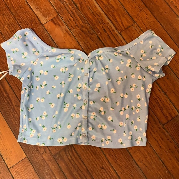 Chic Nation Tops - Light blue cropped floral daisy top